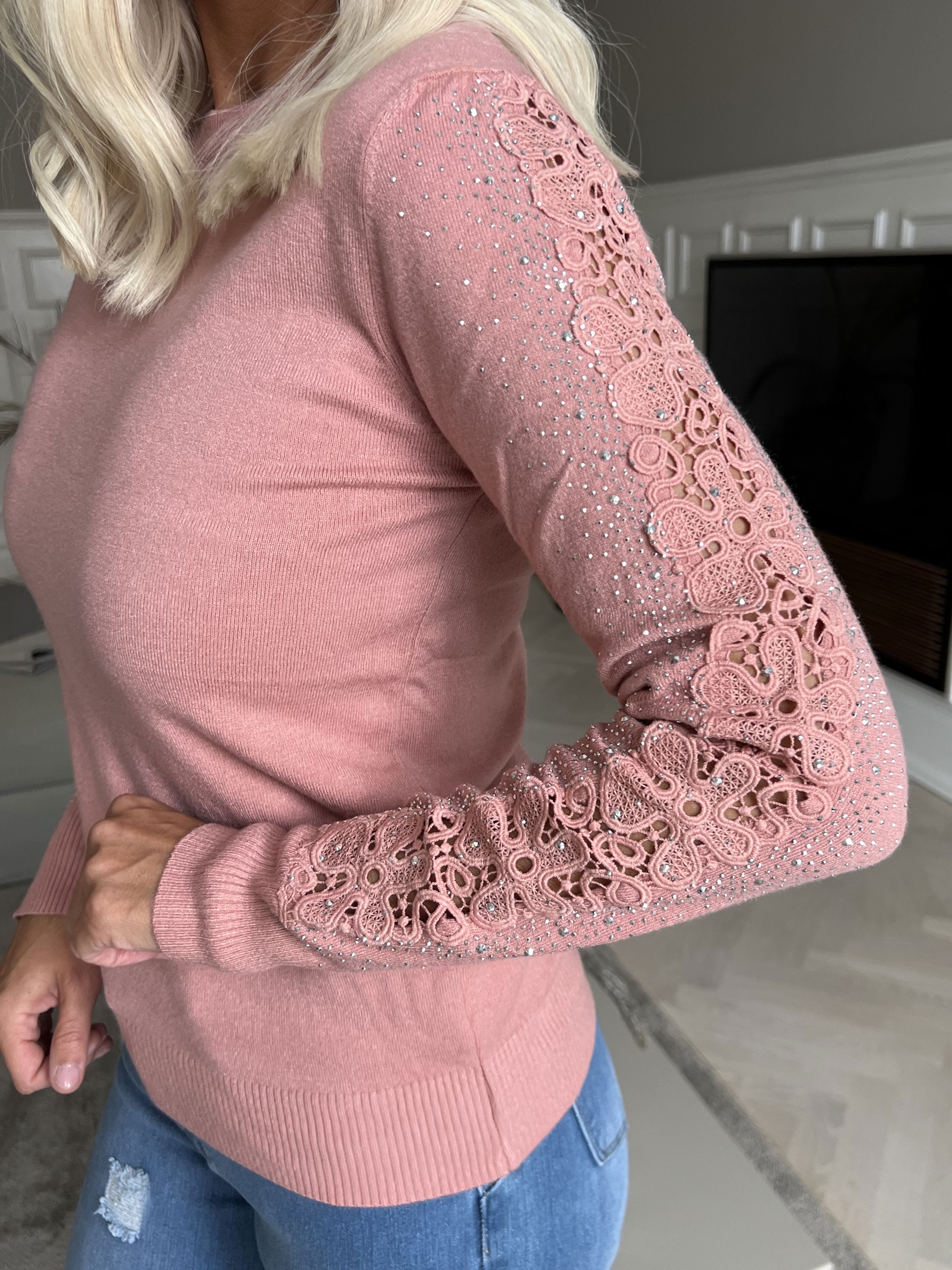 Martine - Blød bluse med broderet detaljer og similisten på ærmerne